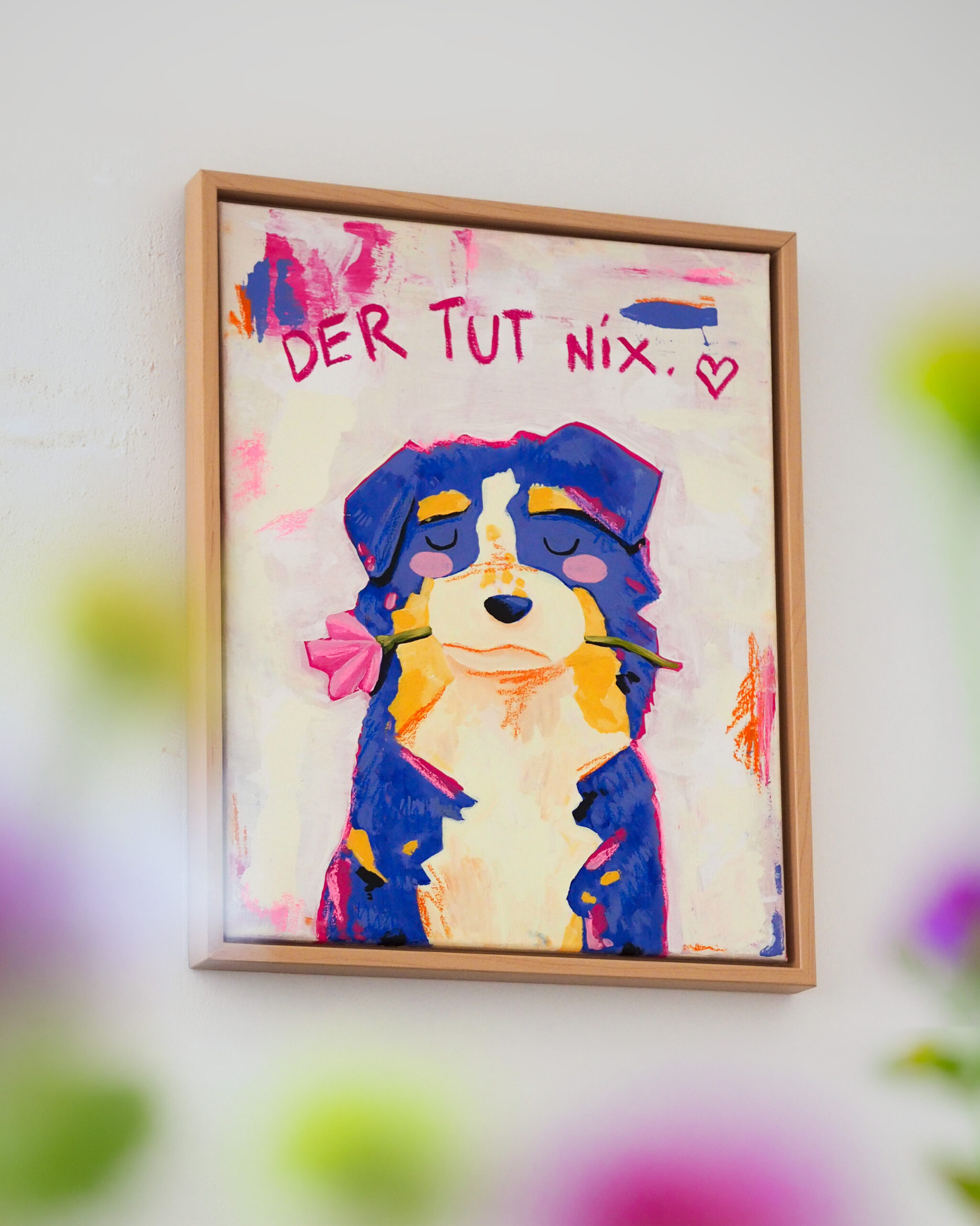 Der tut nix 1 Komplettaufnahme frontal des Acryl Kunstwerkes "Der tut nix.". Es ist ein Hund in blau mit einer Pinken Blume im Maul zu sehen