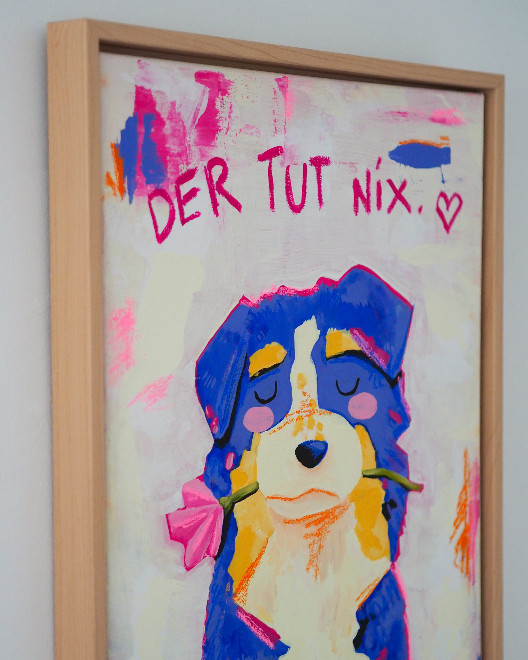 Der tut nix 2 Detailaufnahme des Acryl Kunstwerkes "Der tut nix.". Es ist ein Hund in blau mit einer Pinken Blume im Maul zu sehen