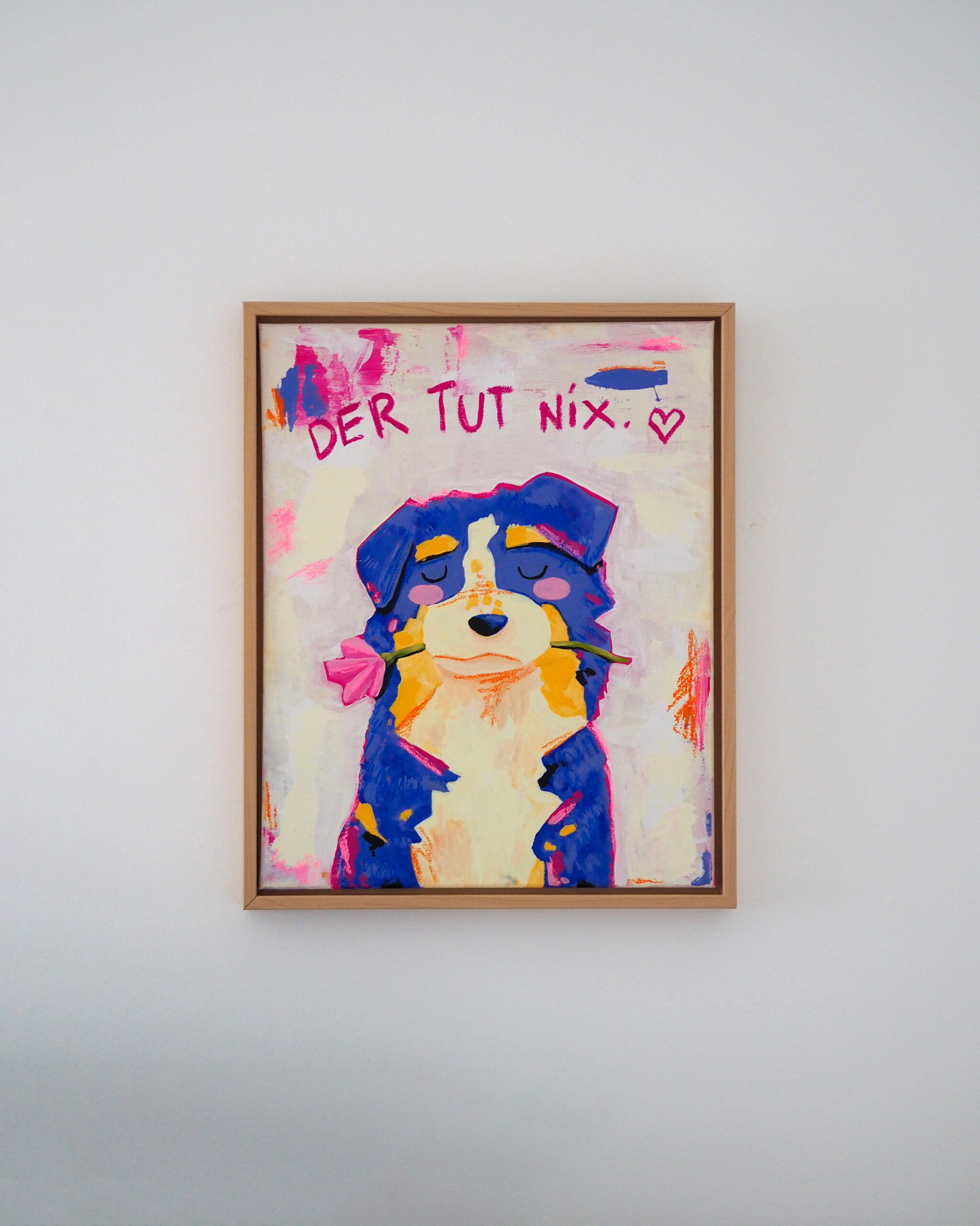 Der tut nix 3 Komplettaufnahme frontal des Acryl Kunstwerkes "Der tut nix.". Es ist ein Hund in blau mit einer Pinken Blume im Maul zu sehen